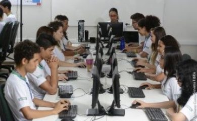 Braslia-DF, 21 de maro de 2016
Fotos:Cristiano Costa/Sistema Fibra
O Servio Nacional de Aprendizagem Industrial (SENAI)  referncia em ensino profissional por oferecer cursos em diversas reas de ocupao e por ter uma infraestrutura diferenciada que conta com os melhores laboratrios e equipamentos.Alm da educao, a instituio possui uma çrea de Mercado diversificada em produtos e servios que podem ajudar a melhorar o desempenho das empresas, aumentar sua produtividade e competitividade no mercado.