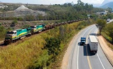 BIE - 18.07.2016 - Trem da mineradora Vale S.A, transportando minério de ferro pela Estrada de Ferro Vitória a Minas ao lado da BR-381 em Timóteo, Minas Gerais, Brasil.

A Vale é a maior produtora mundial de minério de ferro e pelotas, matérias-primas essenciais para a fabricação de aço.

O minério de ferro é encontrado na natureza na forma de rochas, misturado a outros elementos. Por meio de diversos processos industriais com tecnologia de ponta, o minério é beneficiado para, posteriormente, ser vendido para as indústrias? siderúrgicas.
 
Foto: Wikipédia